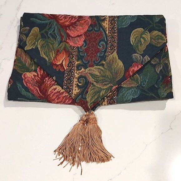 Floral Tapestry Table Runner with Tassels Vintage - Picture 7 of 7
